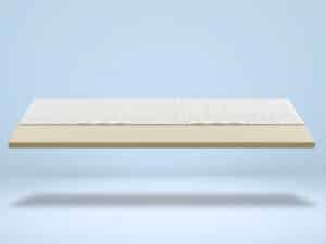 Weicher, weißer Latex-Topper auf weißem Hintergrund, seitliche Ansicht