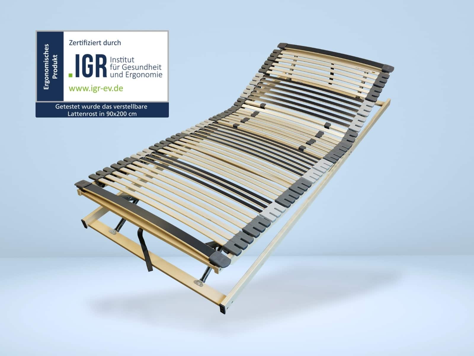 Lattenrost kf mit verstellbarem Kopf- und Fußteil, Holzrahmen und elastischen Latten, auf weißem Hintergrund