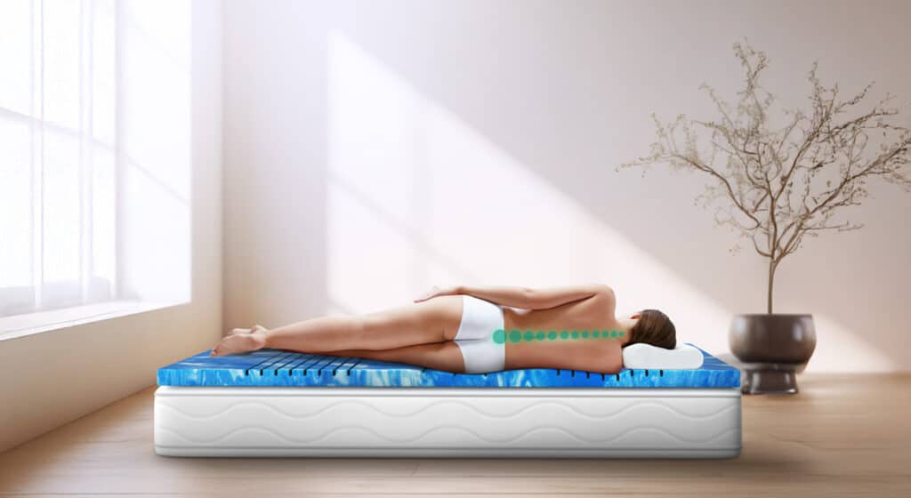 Frau liegt auf einem Bett mit einem blauen Gelschaum-Topper, neben einem Topf mit Pflanze.