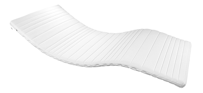 Weißer, gewellter Topper aus hochwertigem Material mit gestepptem Design, ideal für zusätzlichen Komfort auf Matratzen.