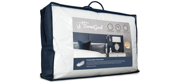 Eine Premium Daunendecke in einer transparenten Verpackung, mit einem blauen Tragegriff und Produktinformationen auf der Vorderseite.