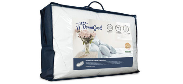 Daunenkissen in Verpackung, weiß mit blauer Tragetasche, Premium-Qualität, für komfortablen Schlaf.