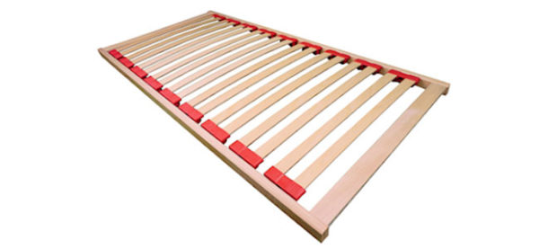 Lattenrost aus Holz mit roten Halterungen, ideal für Kinderbetten, sorgt für optimale Matratzenunterstützung.