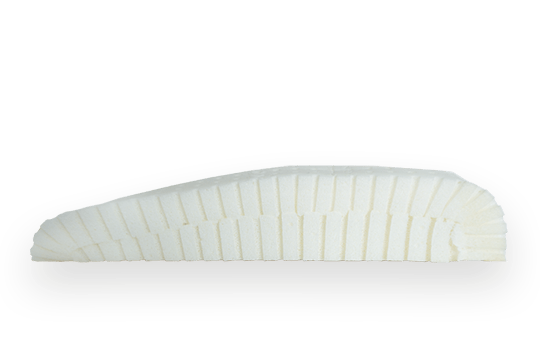 Ein schmaler, weißer Schaumstoffblock mit gezackter Kante