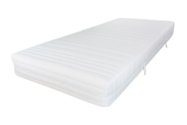 Weiße Matratze mit gestepptem Bezug, in Standardgröße, für optimalen Schlafkomfort.