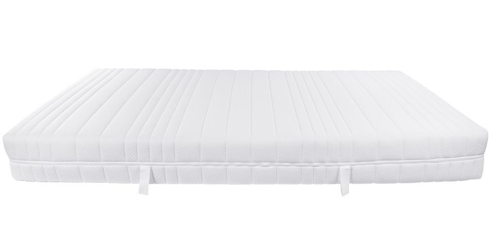 Kaltschaummatratze mit weißem Bezug, gesteppt, in Standardgröße, mit seitlichen Tragegriffen.