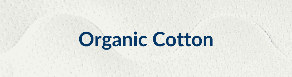 Text mit der Aufschrift "Organic Cotton" auf einem strukturierten, hellen Hintergrund.