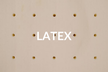 Latexmatratze mit gleichmäßigen Löchern zur Belüftung, beige Oberfläche.