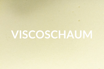 Viscoschaum in hellem Farbton, zeigt die weiche und elastische Struktur des Materials.