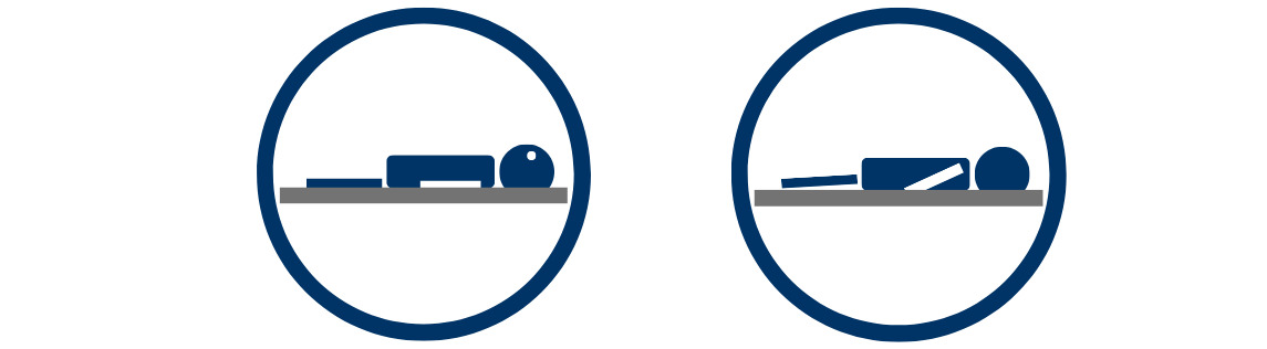 Zwei stilisierte Figuren in seitlicher Ansicht, eine liegt auf dem Bauch, die andere auf dem Rücken.