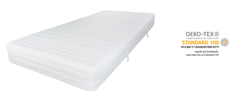 Eine weiße Matratze mit gestepptem Bezug, zertifiziert nach Oeko-Tex Standard 100, für schadstoffgeprüfte Textilien.