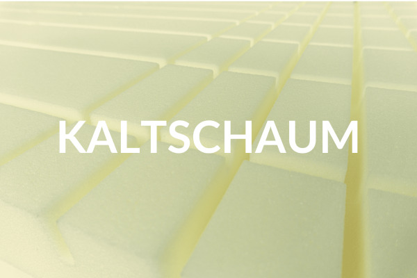 Kaltschaumstoff in hellgelber Farbe mit rechteckigen Einschnitten für optimale Belüftung und Anpassungsfähigkeit.