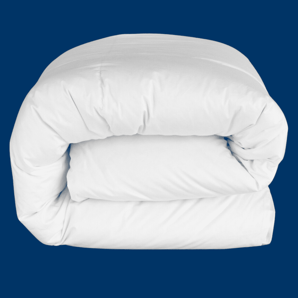 Eine gefaltete, weiße Bettdecke aus weichem Material, ideal für gemütliche Nächte.