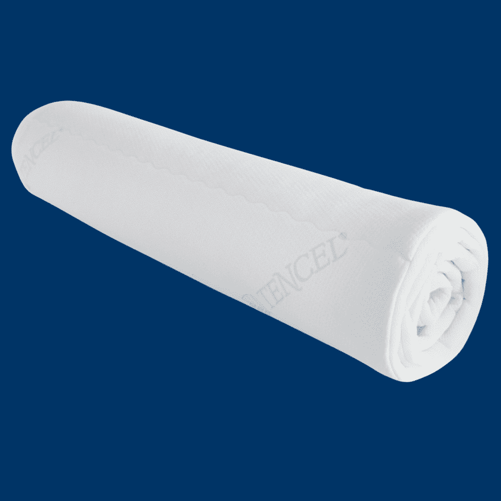 Eine gerollte, weiße Matratzenauflage aus hochwertigem Material, ideal für zusätzlichen Komfort.