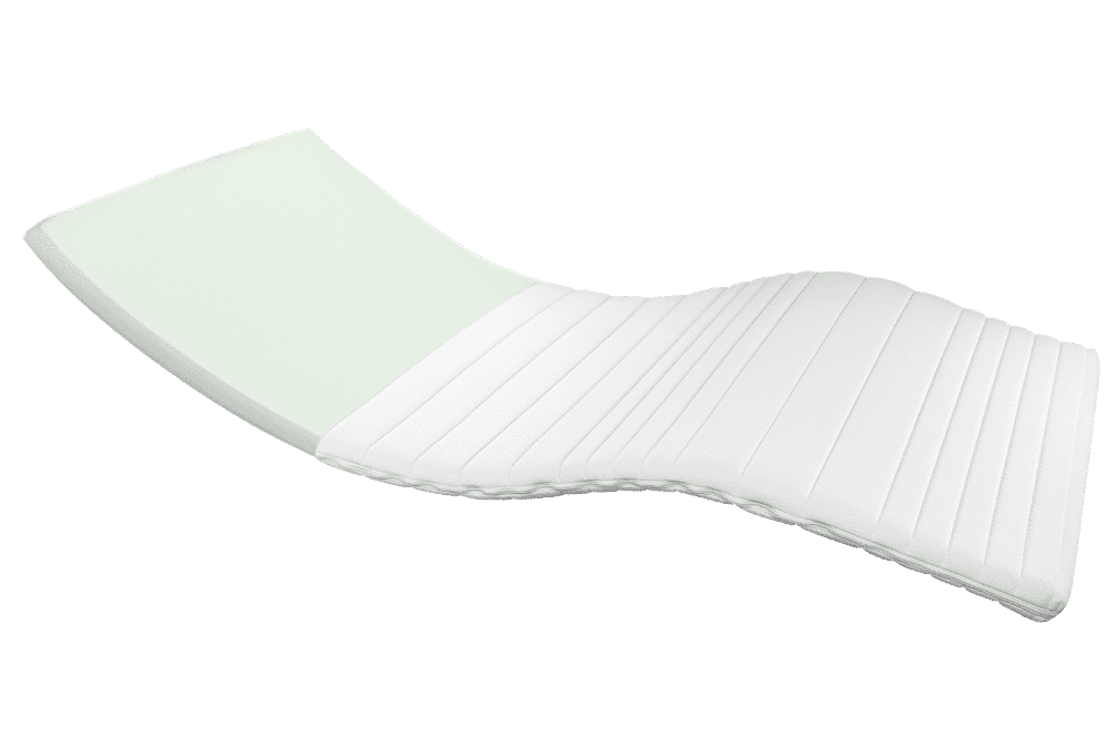 Schaumtopper in Weiß mit gestreifter Oberfläche, ergonomisch geformt für zusätzlichen Schlafkomfort.