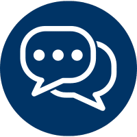 Zwei Sprechblasen-Icons in Weiß auf blauem Hintergrund, symbolisieren Kommunikation und Austausch.