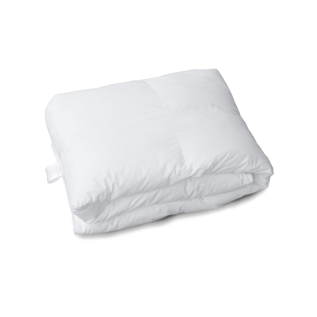 Weiße Mikrofaserdecke, weich und leicht, gefaltet. Ideal für gemütliche Nächte.