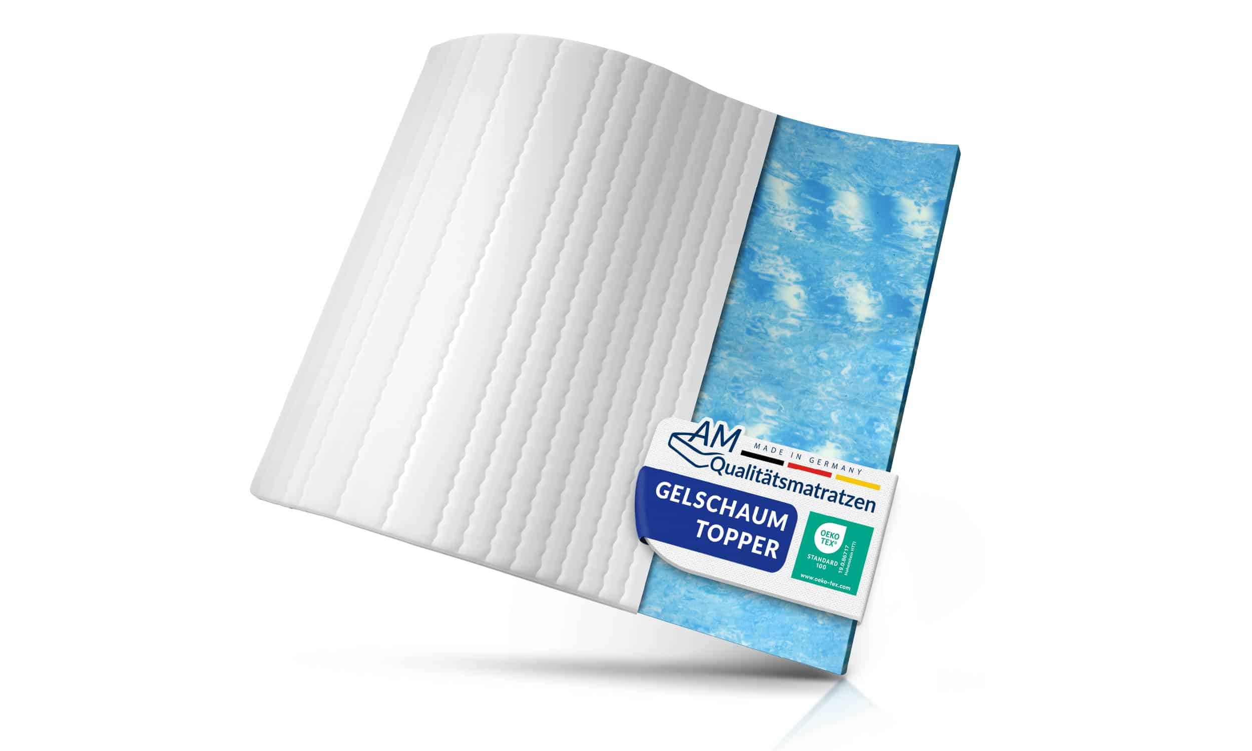 Gelschaum-Topper mit blauem Gelschaumkern und weißem Bezug, gekennzeichnet mit einem Etikett von AM Qualitätsmatratzen und Öko-Tex-Zertifizierung.