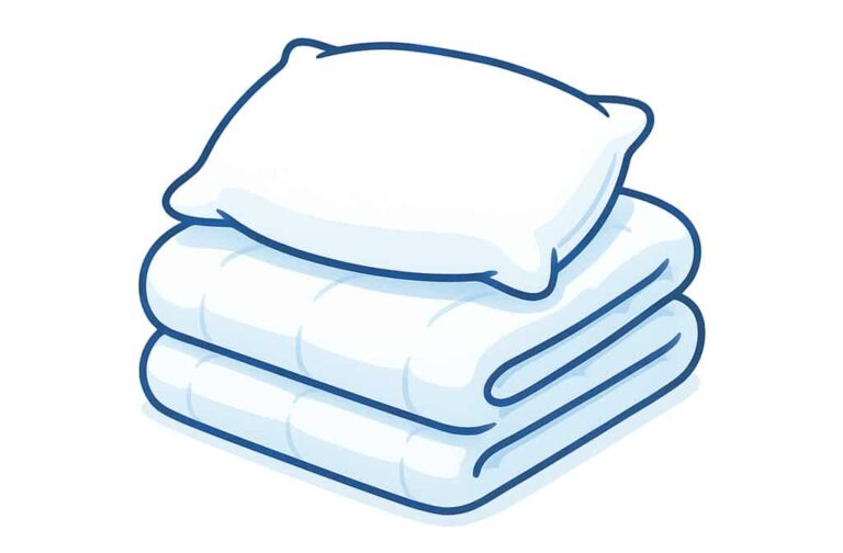 Gestapelte weiße Decken und Kissen aus Baumwolle