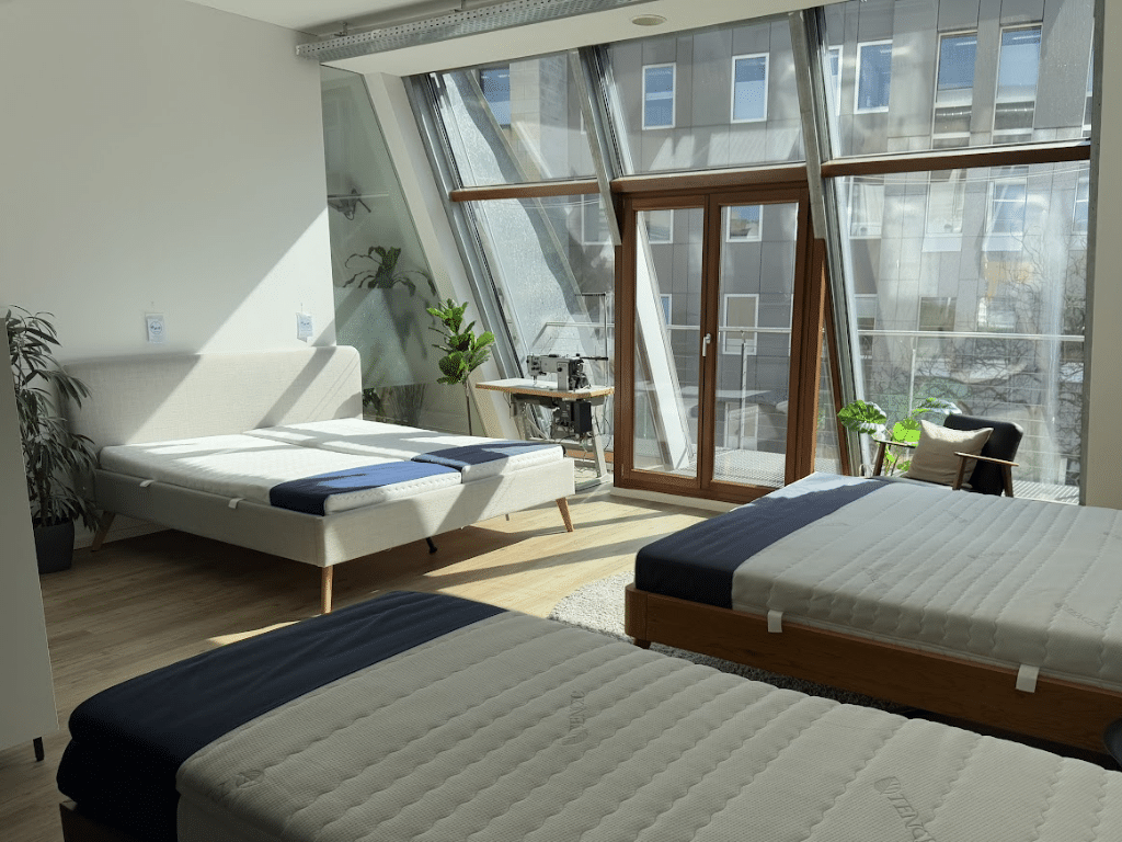 AM Qualitätsmatratzen Showroom in Köln, Mehrere Matratzen sind ausgestellt, sonniger Tag