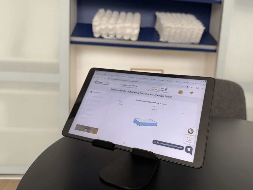 AM Qualitätsmatratzen Showroom in Köln Tablet auf dem Tisch mit dem Matratzenfinder