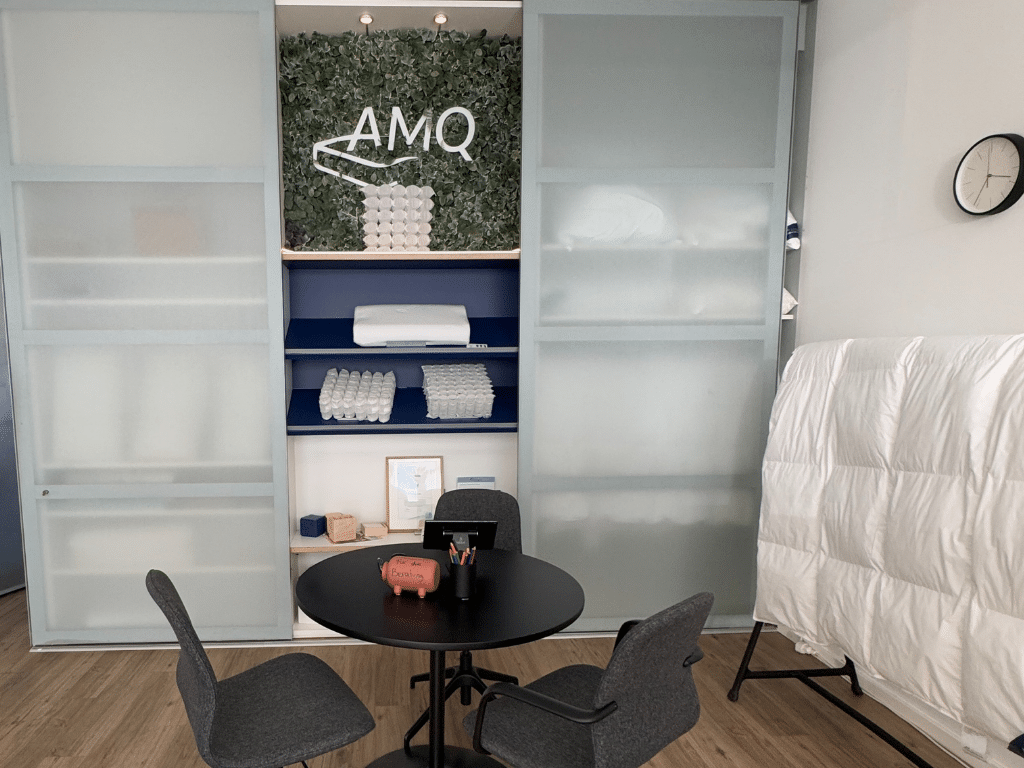 Showroom von AM Qualitätsmatratzen, Beratertisch sichtbar und einige Muster