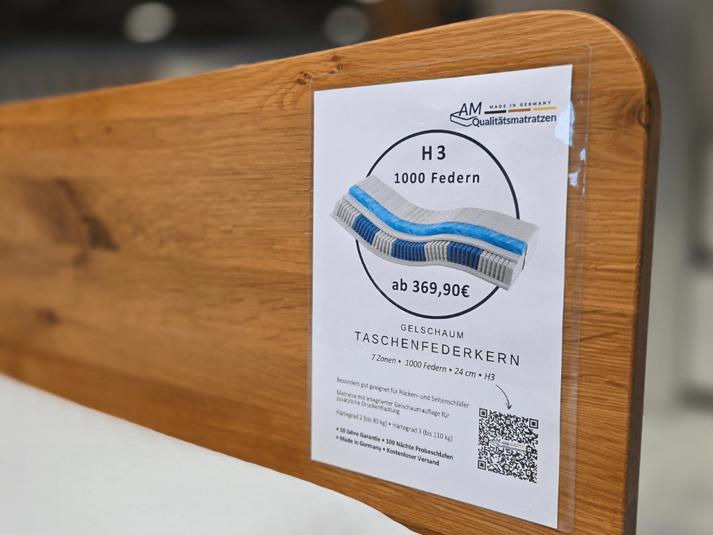 Showroom von AM Qualitätsmatratzen in München Nahaufnahme eines Etiketts der Matratze