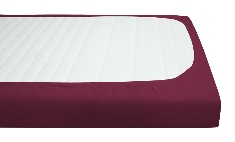 Prześcieradło z gumką w kolorze bordowym, pasujące do materacy z białą powierzchnią.