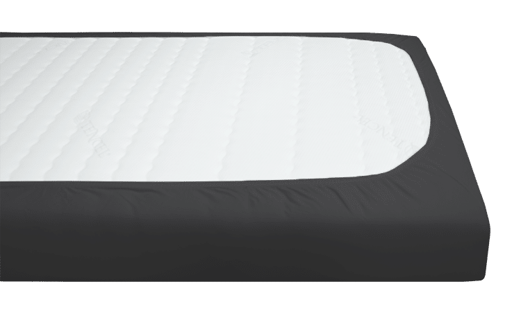 Prześcieradło z gumką w kolorze ciemnoszarym, elastyczne, do materacy z białą górną powierzchnią.