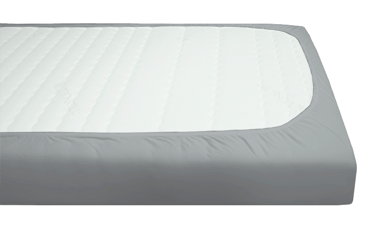 Prześcieradło z gumką w kolorze jasnoszarym, elastyczne, pasujące do materacy o wysokości do 25 cm.