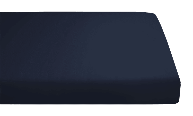 Prześcieradło z gumką w kolorze granatowym, wykonane z elastycznego materiału, pasujące do standardowych materacy.