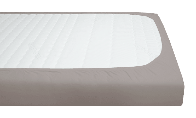 Prześcieradło z gumką w kolorze sizalu, elastyczne, do materacy o wysokości do 33 cm.