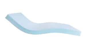 Eine weiße Einstiegsmatratze mit leicht gewölbter Form.