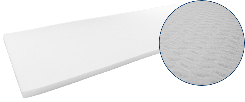 Weiße Matratze mit abgerundeten Ecken und glatter Oberfläche