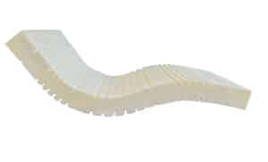 Weicher, cremefarbener Kaltschaum-Matratzenkern in Wellenform