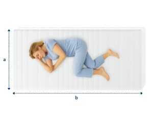 Frau schläft auf einer rechteckigen, weißen Matratze in blauer Kleidung, seitlich liegend, mit Kopf auf Kissen.