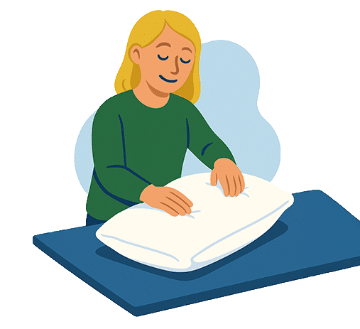 Person legt ein weißes Kissen auf einen blauen Tisch, Herstellung oder Verpackung.