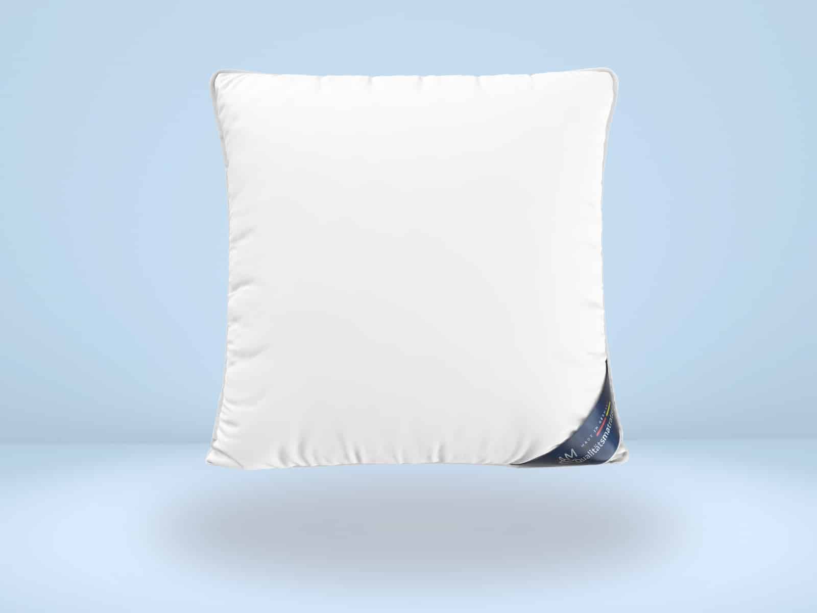 Mikrofaser-Kissen 80x80 cm in Weiß auf hellblauem Hintergrund
