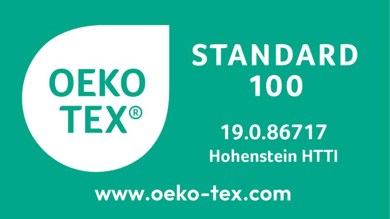 Oeko-Tex Standard 100 Siegel auf grünem Hintergrund mit Zertifizierungsnummer und Website.