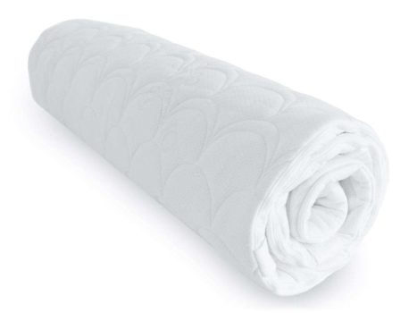 Gefalteter Matratzenbezug aus Bio-Baumwolle in Weiß, mit strukturierter Oberfläche und weicher Haptik.
