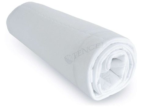 Gefalteter Matratzenbezug aus Tencel in Weiß, weich und atmungsaktiv, ideal für optimalen Schlafkomfort.