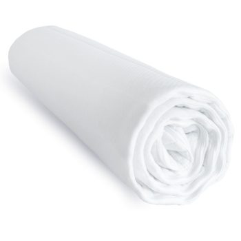 Faltbarer Matratzenbezug in Weiß, aus atmungsaktivem Material, ideal für Matratzenschutz und Hygiene.