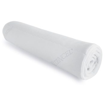 Gerollter Topperbezug aus Tencel in Weiß, weich und atmungsaktiv, ideal für Matratzenauflagen.