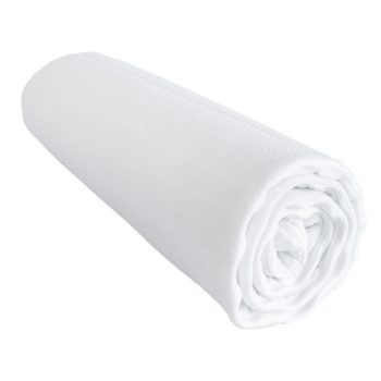 Weißer, gerollter Topperbezug aus atmungsaktivem Material, geeignet für Matratzenschoner.